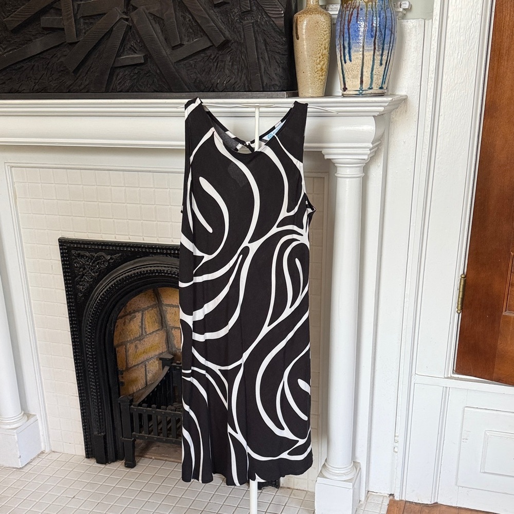 Escapada Black‎ and White Patterned Midi Dress-all rayon - worn a few times